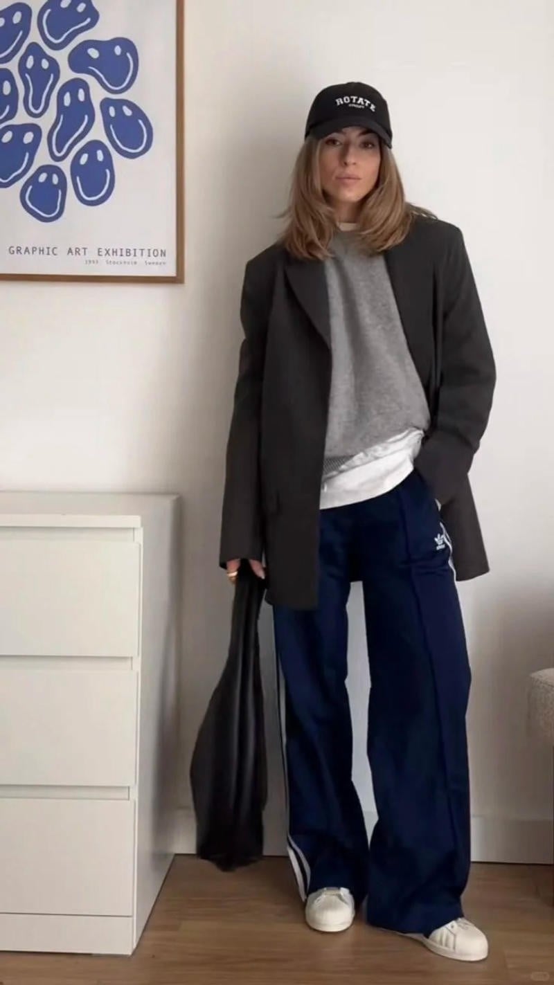 13. Blazer xám đậm + Áo nỉ + Quần 3 sọc xanh + Mũ lưỡi trai