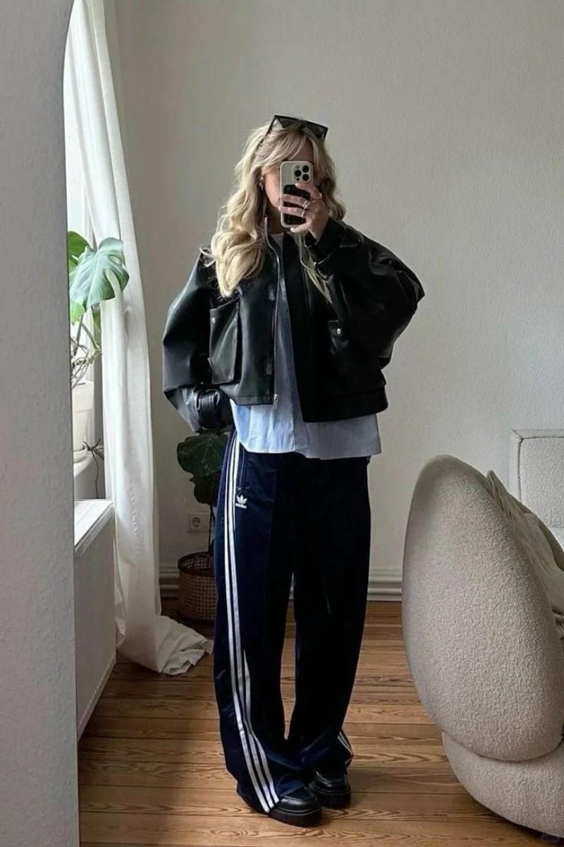 11. Áo khoác da Biker + Sơ mi xanh + Quần nhung 3 sọc