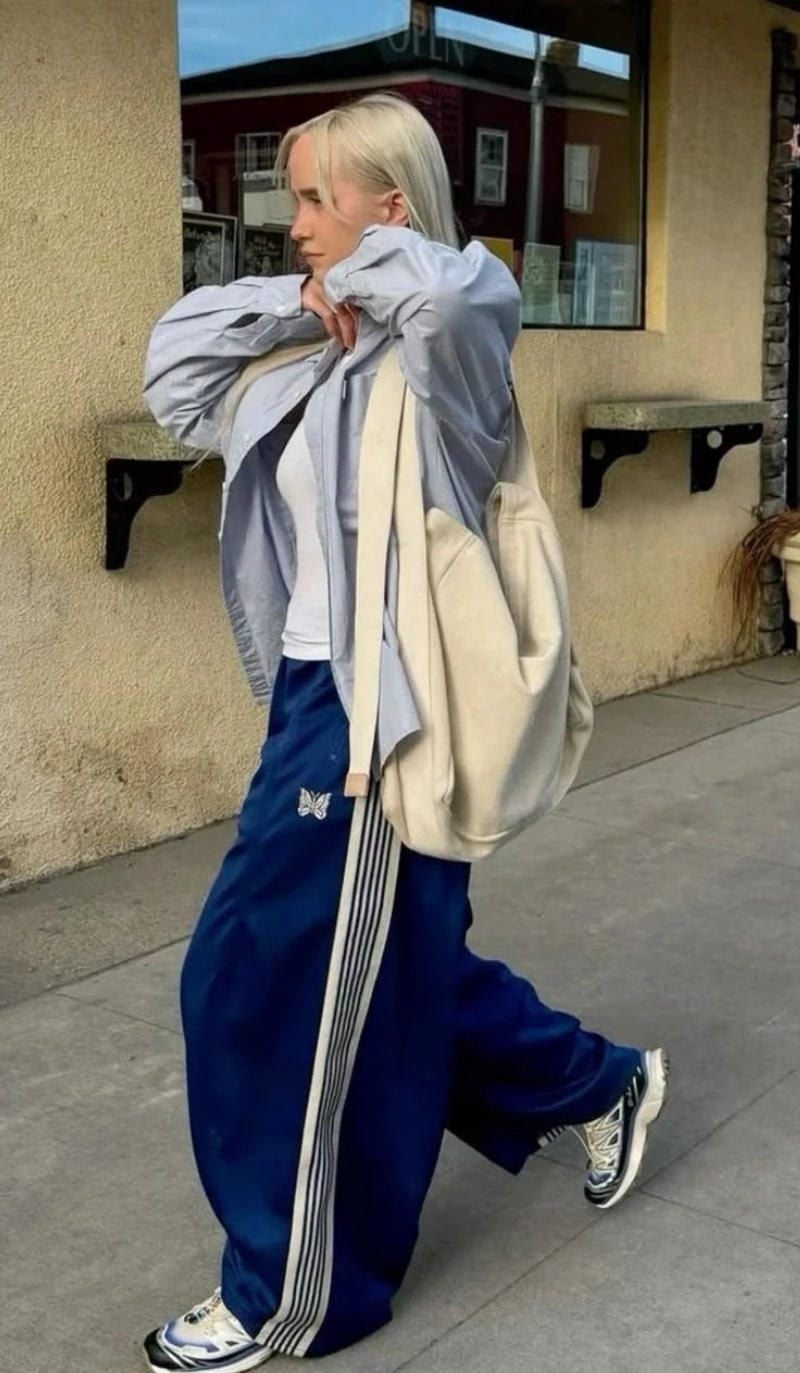 9. Áo sơ mi xanh pastel + Quần 3 sọc ống rộng + Túi Tote vải lớn