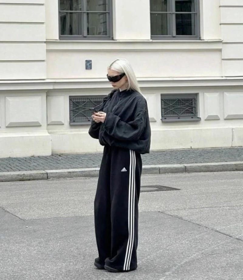 25. Áo khoác gió bomber đen + Quần 3 sọc đen + Kính râm đen