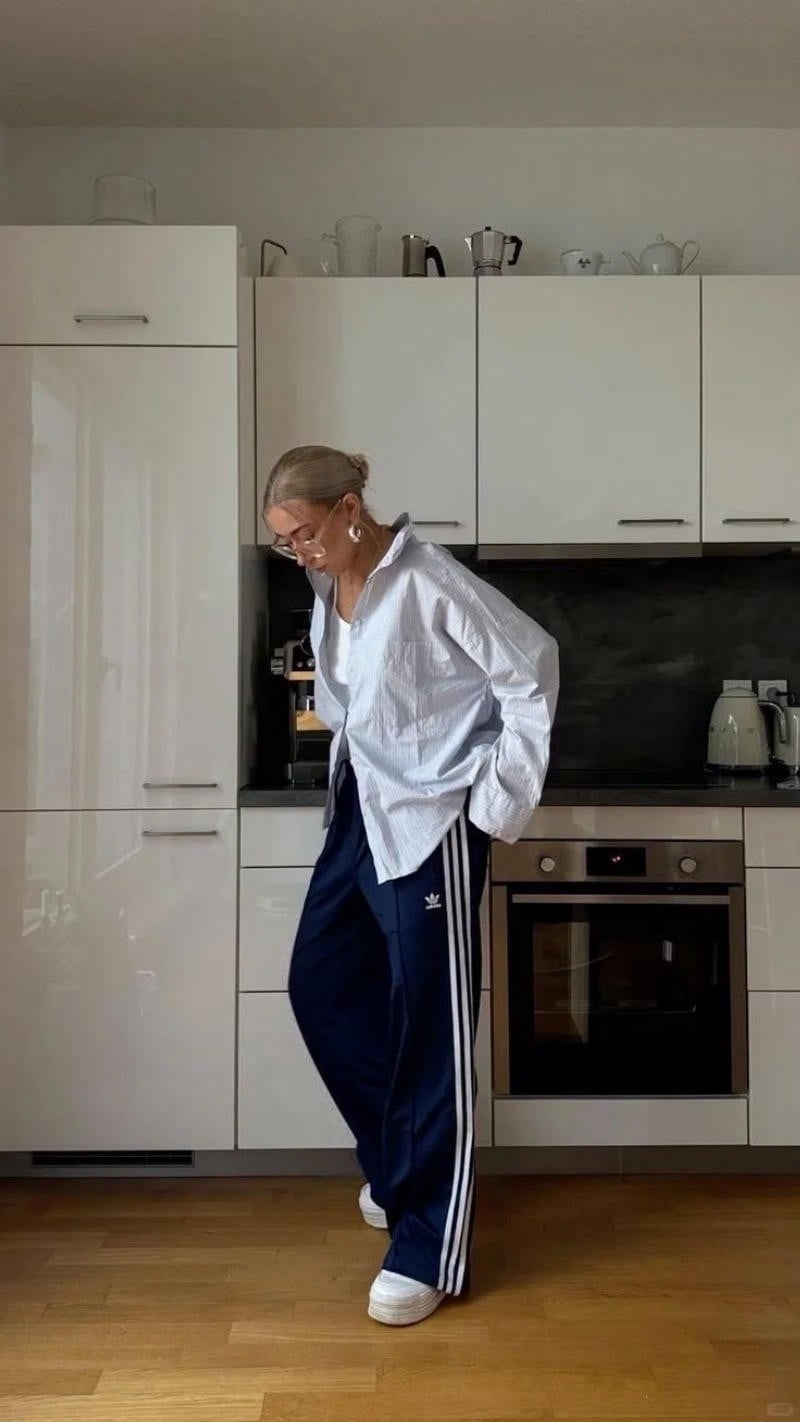 7. Sơ mi kẻ sọc khoác ngoài + Áo tank top trắng + Quần 3 sọc xanh