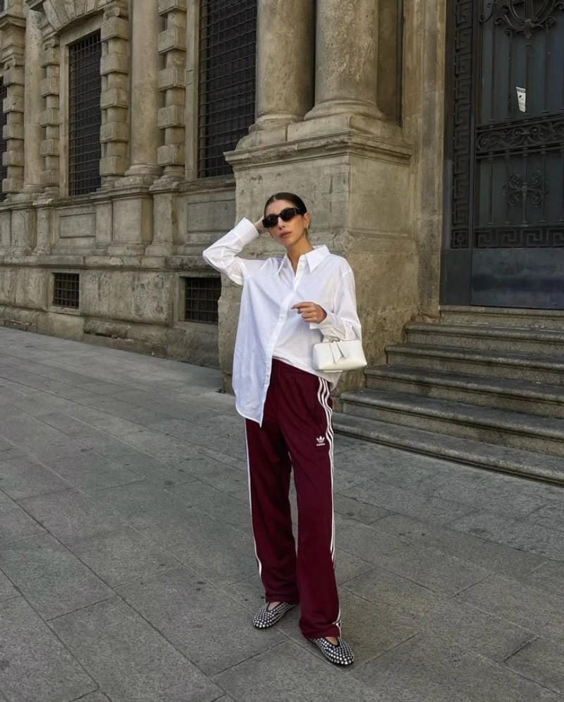 5. Áo sơ mi trắng form rộng + Quần 3 sọc đỏ mận + Giày bệt đính đá