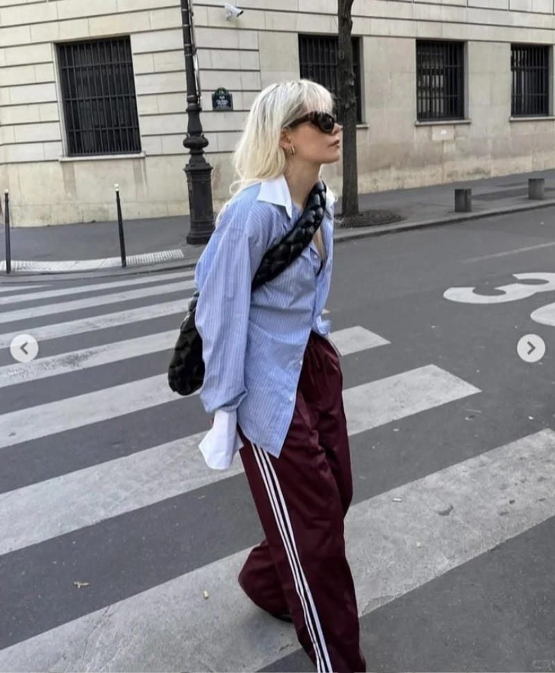 4. Áo sơ mi kẻ sọc xanh + Quần thể thao màu đỏ rượu (Burgundy)