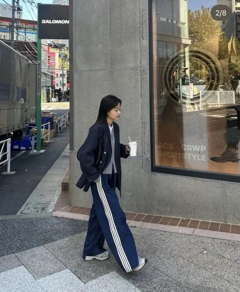 3. Áo Blazer oversize + Cardigan xám + Quần 3 sọc xanh