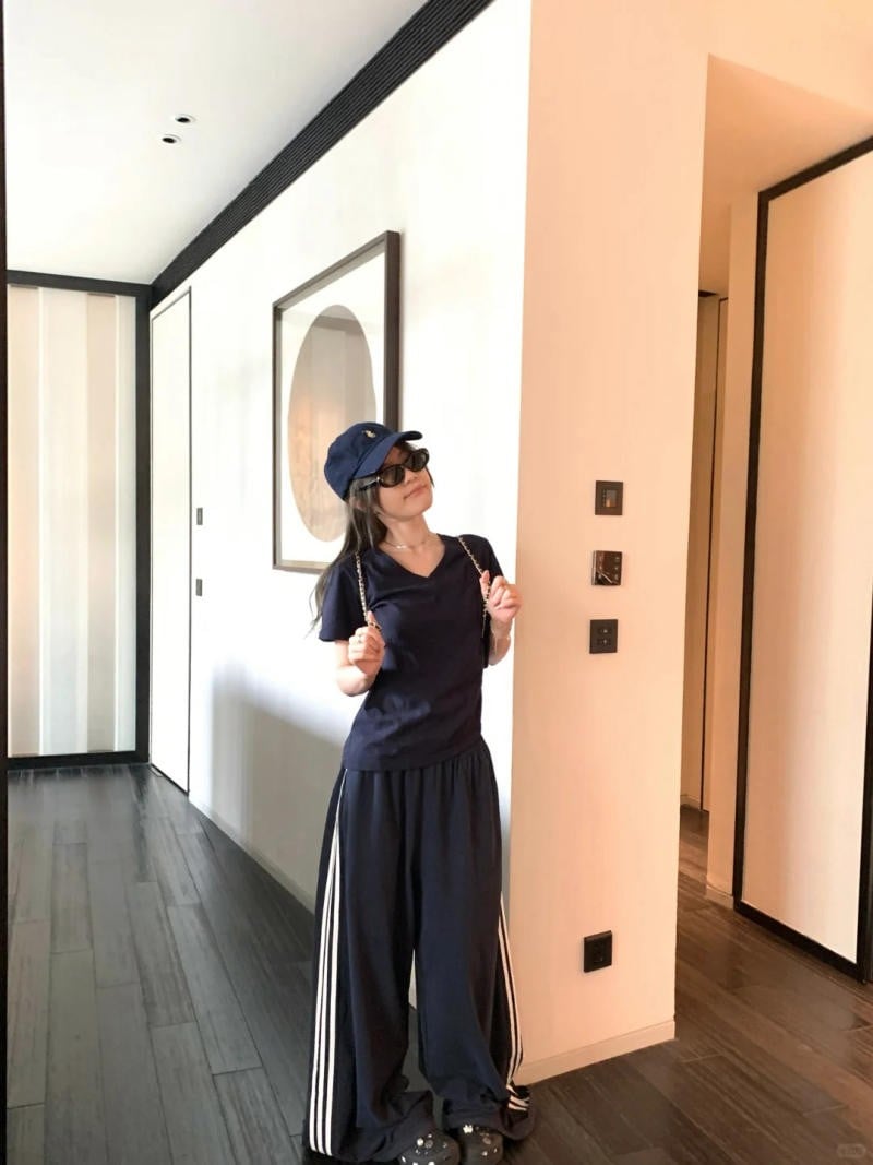 2. Áo thun cổ tim basic + Quần 3 sọc ống rộng + Mũ lưỡi trai