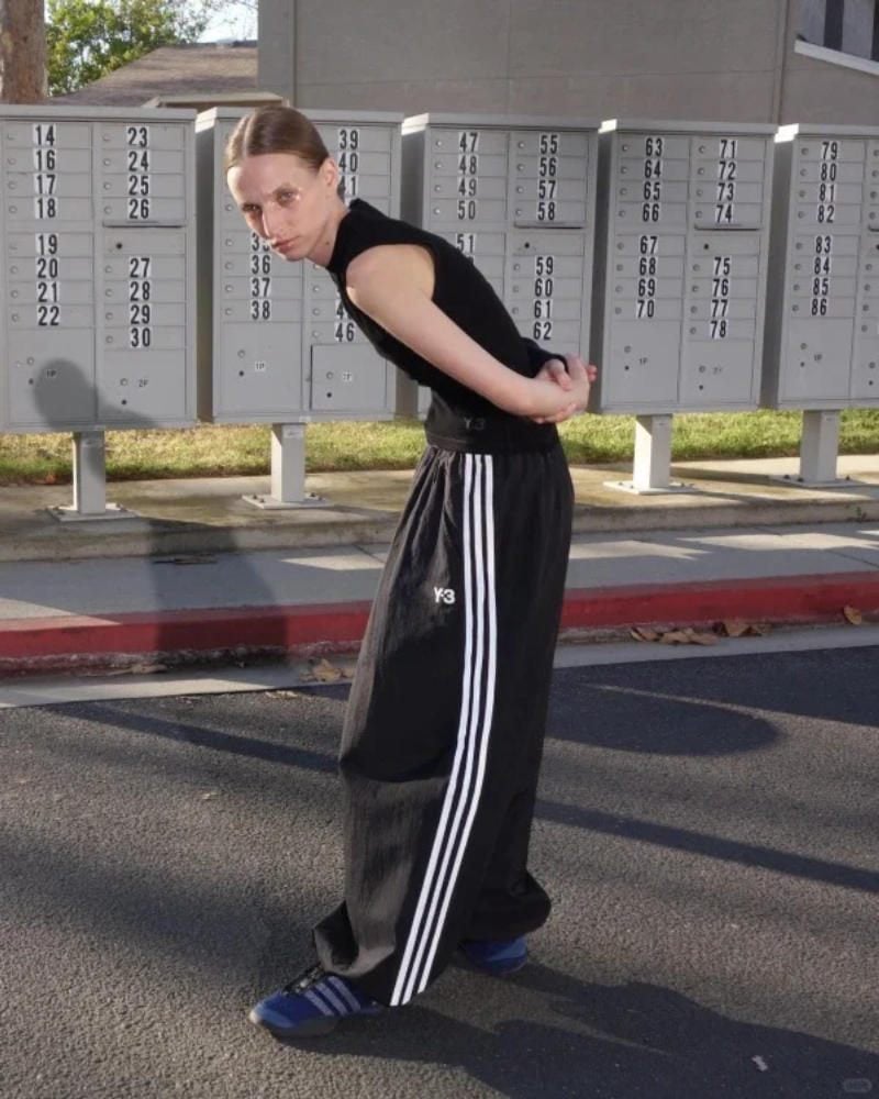 1. Áo sát nách cao cổ + Quần 3 sọc cạp cao + Giày sneaker xanh