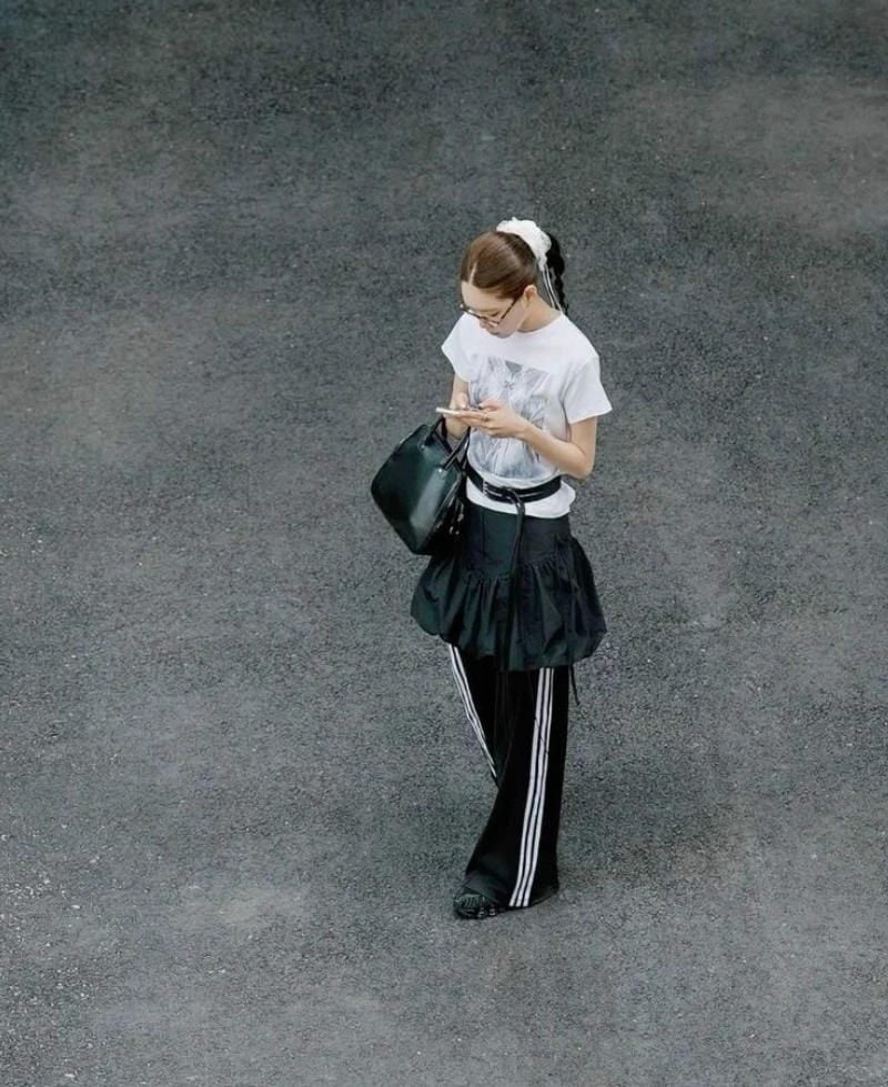 30. Áo thun trắng + Váy bí ngô layer + Quần 3 sọc đen