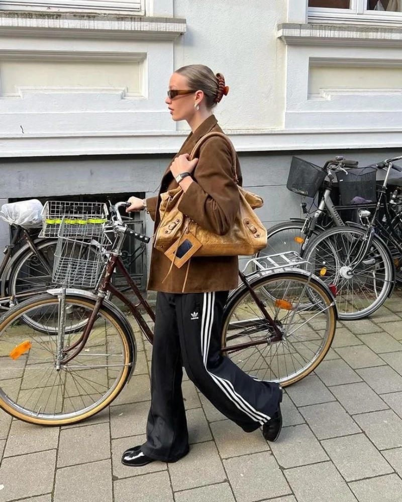 24. Blazer nhung tăm màu nâu + Túi Big size + Quần 3 sọc đen