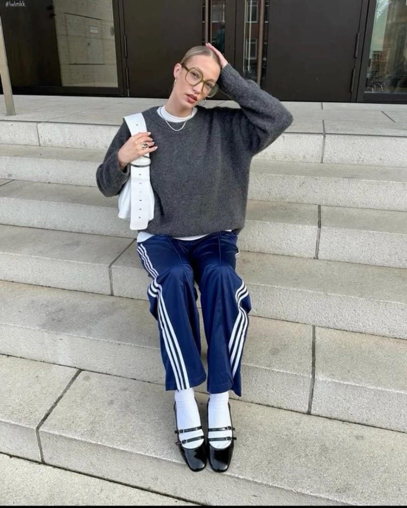 28. Áo len xám lông xù + Quần 3 sọc xanh + Giày Mary Jane & Tất trắng
