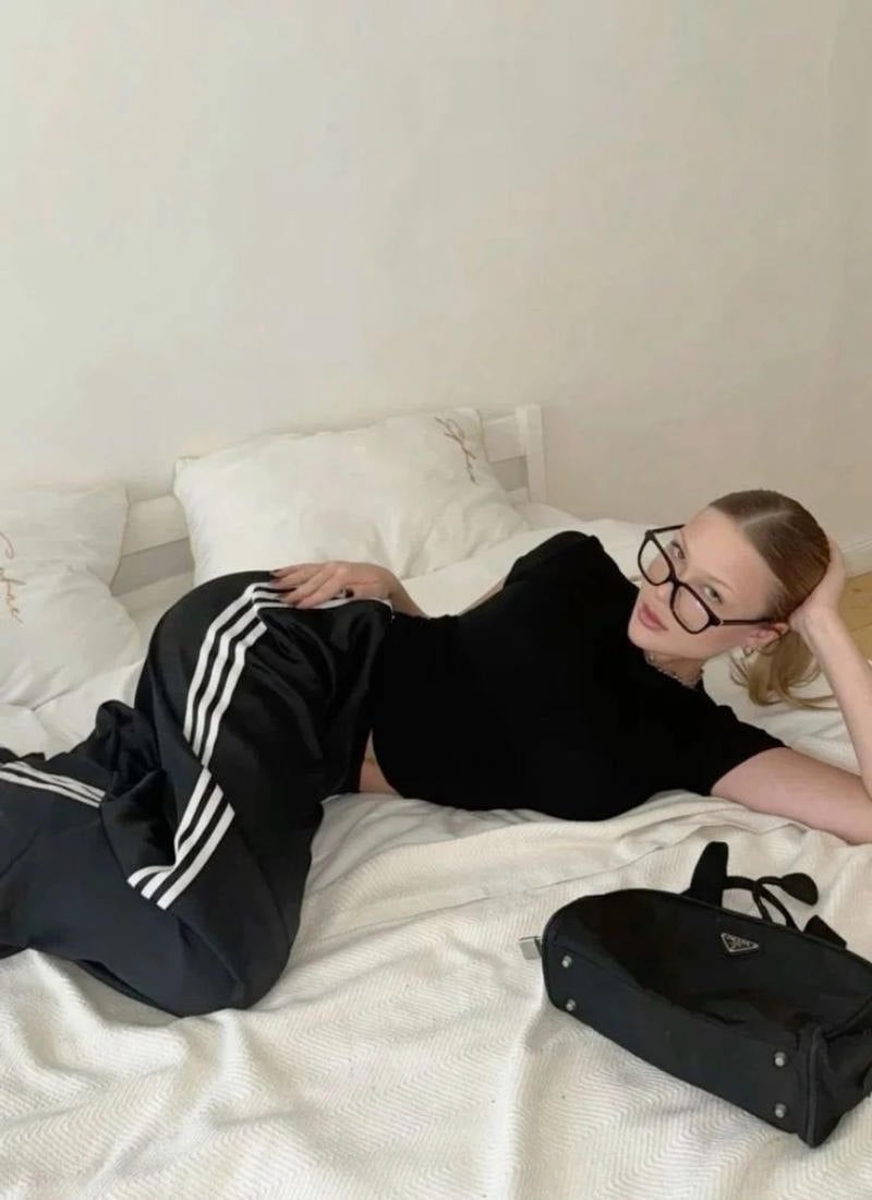 26. Áo thun đen ôm body + Quần 3 sọc vải bóng (Satin) + Kính mắt