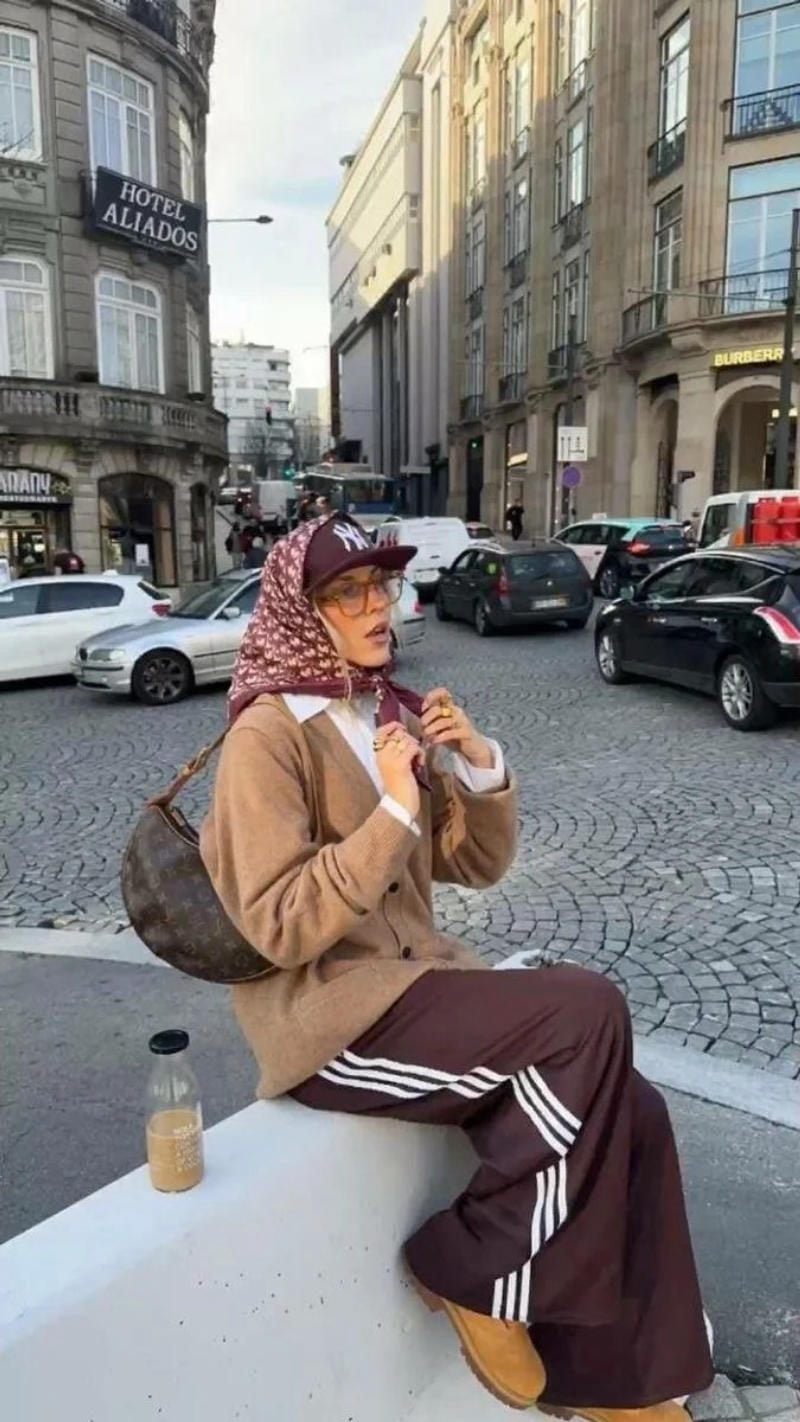 23. Áo khoác lông nâu + Chân váy xếp ly ngắn + Quần 3 sọc đen