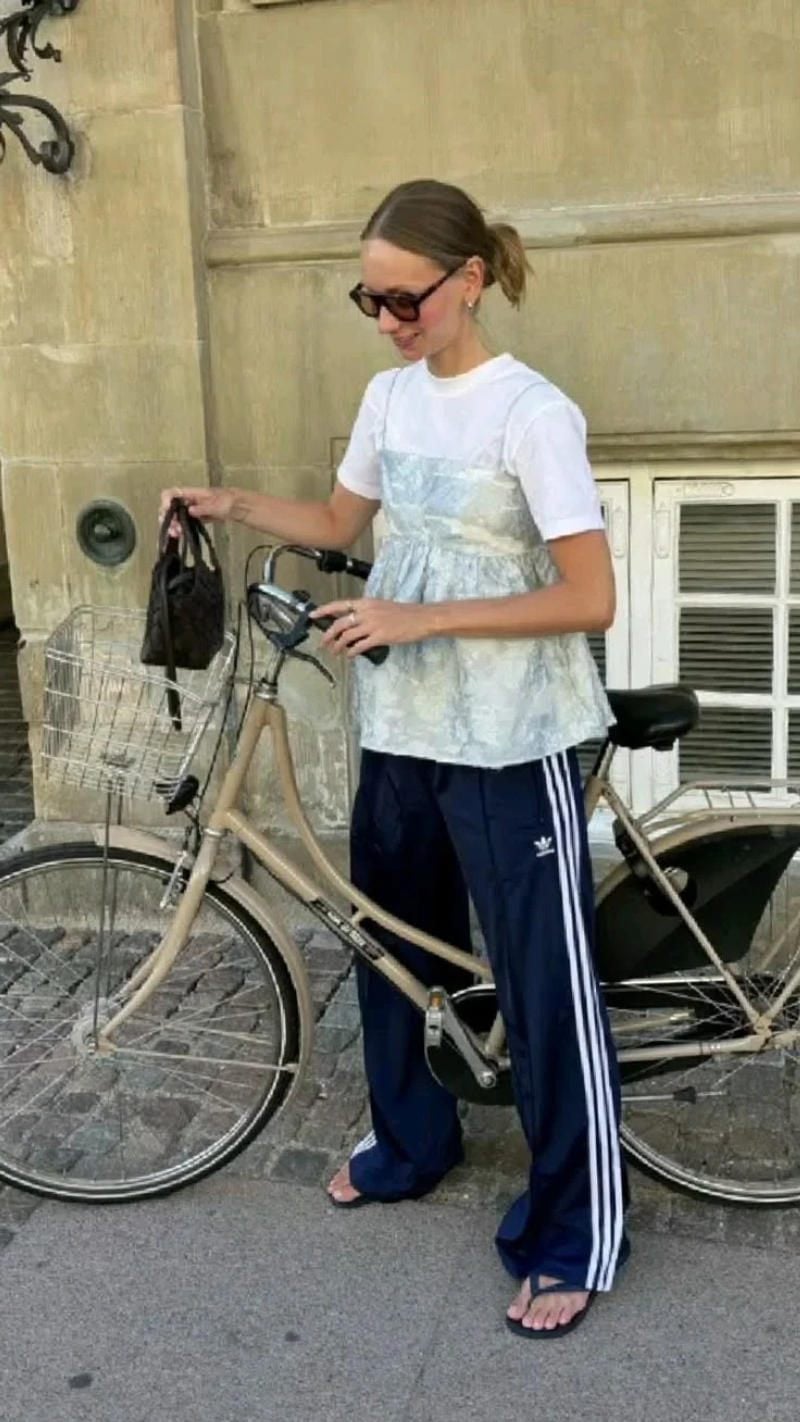 21. Áo thun trắng + Áo hai dây voan layer + Quần 3 sọc xanh