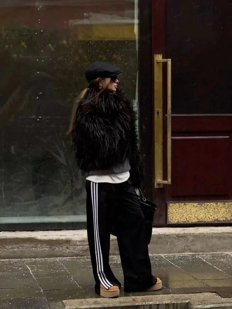 19. Áo khoác lông đen (Faux Fur) + Quần 3 sọc đen + Giày đế bánh mì