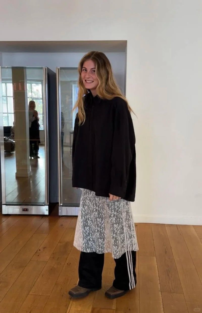 18. Sơ mi đen oversize + Chân váy ren xuyên thấu + Quần 3 sọc đen