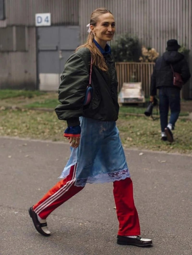 17. Áo Bomber + Váy ren mặc ngoài quần + Giày Loafer