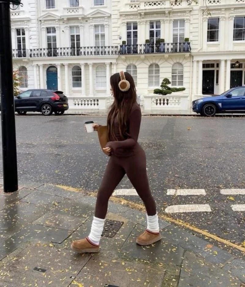 10. Quần Yoga và Ugg Platform