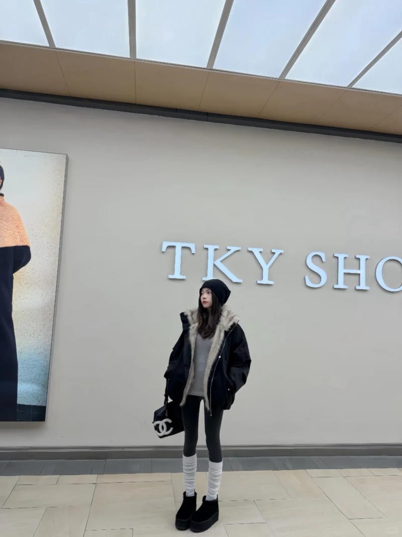 9. Legging da và áo khoác lông