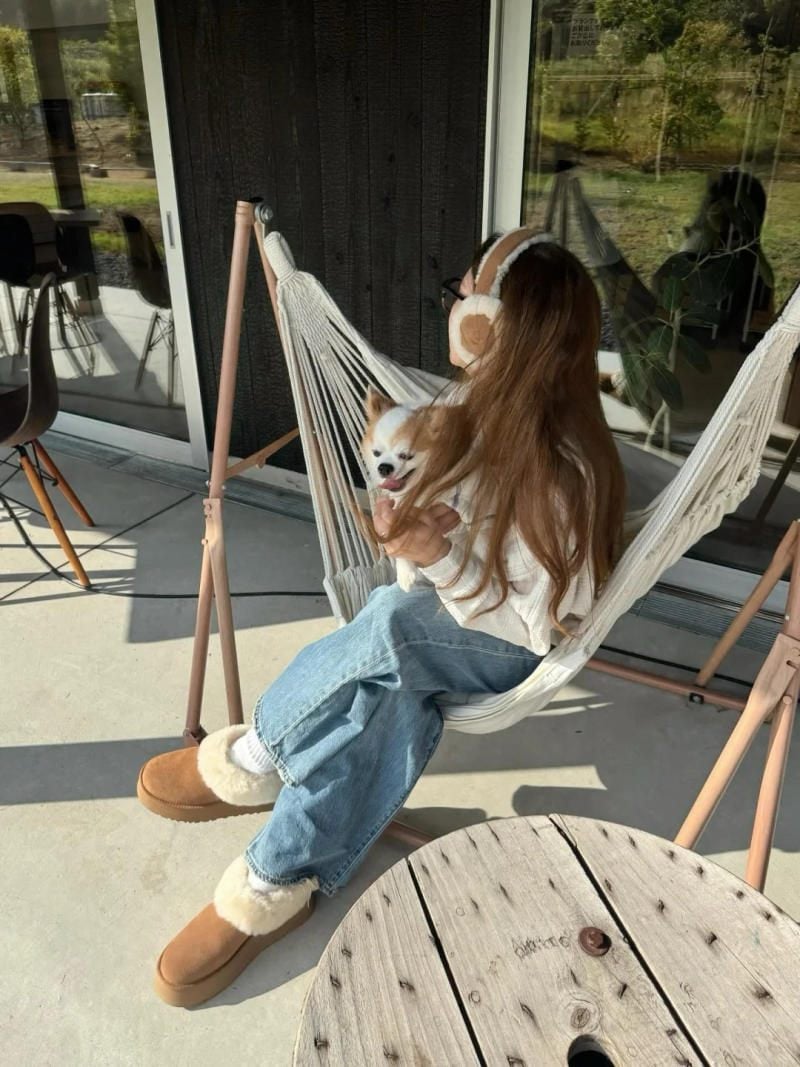 2. Baggy Jeans trùm gót và Ugg Ultra Mini