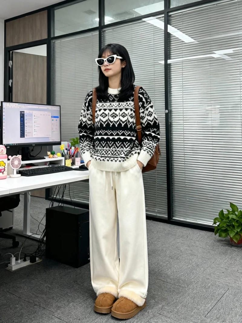 4. Quần Jeans trắng và Ugg màu be