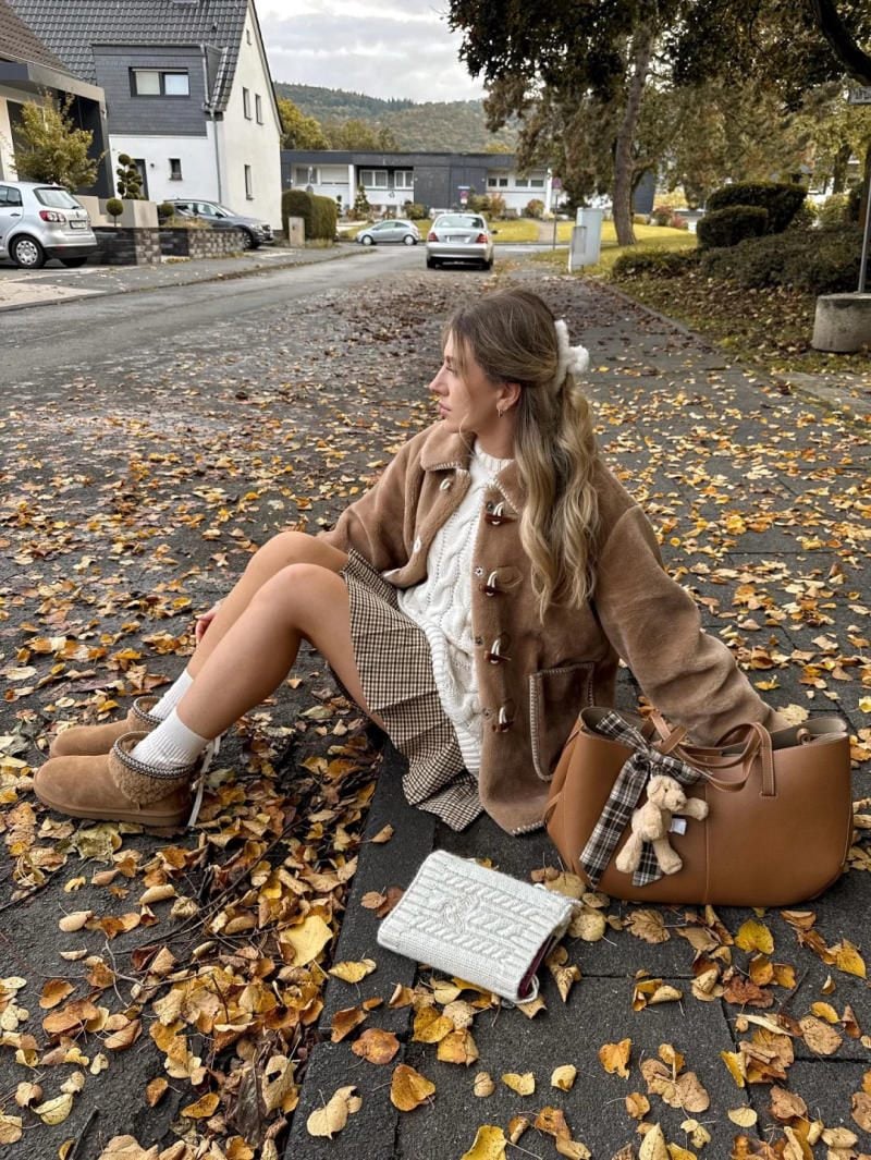 11. Chân váy ngắn xếp ly và Leg Warmer