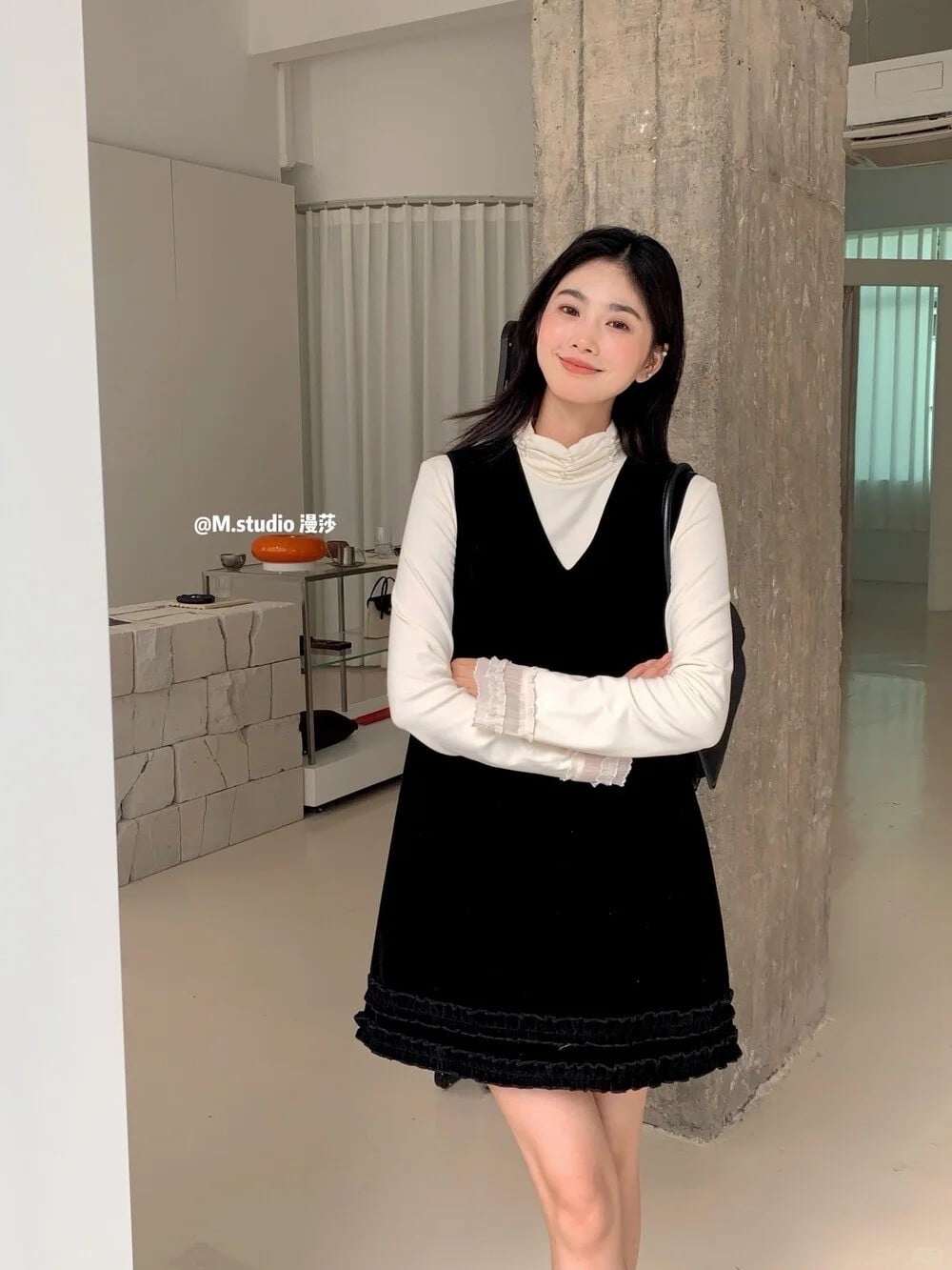 Phối váy yếm đen với áo kẻ ngang (Stripe Tee) kinh điển