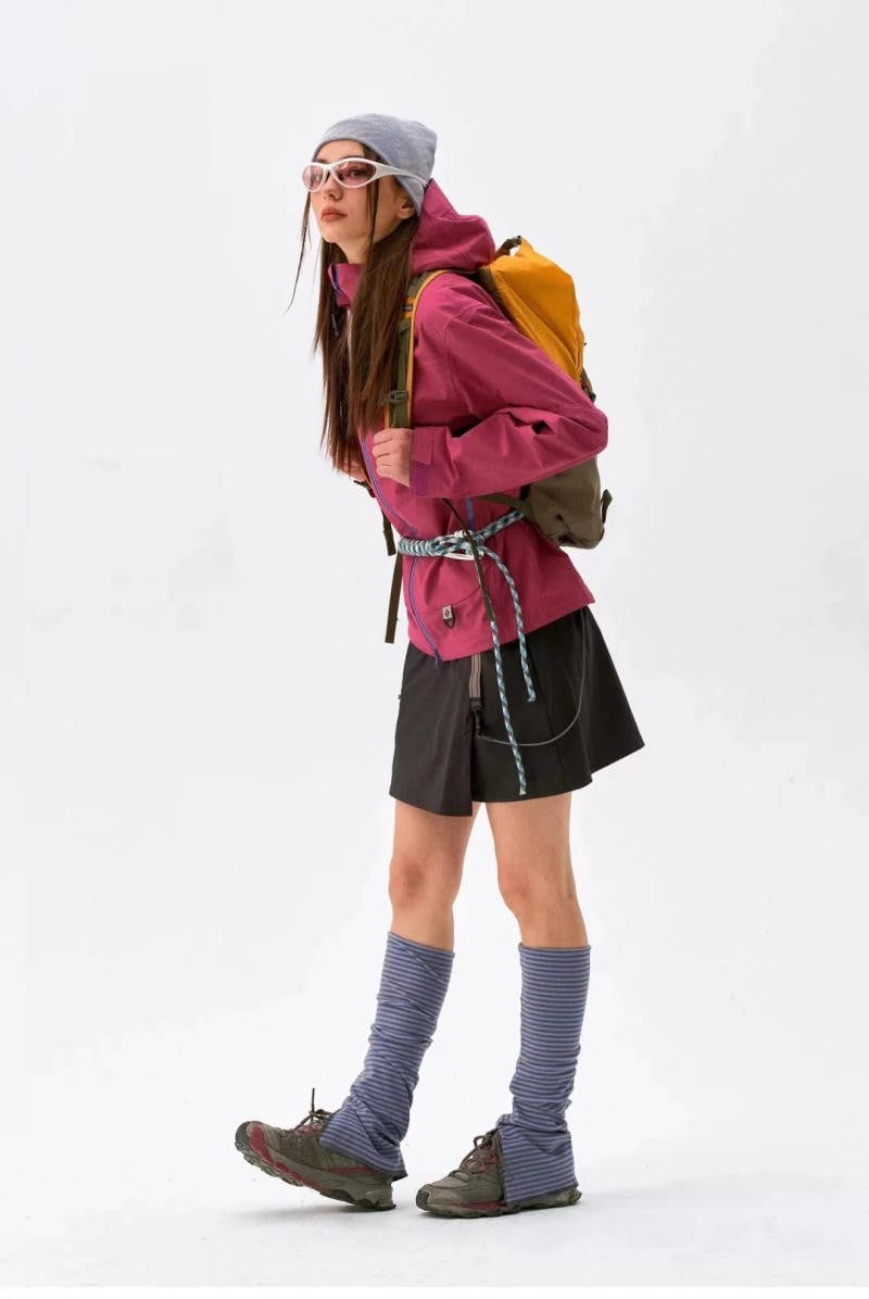 Áo khoác leo núi hồng fuchsia + Chân váy đen xếp ly + Ống giữ ấm chân (Leg warmer)