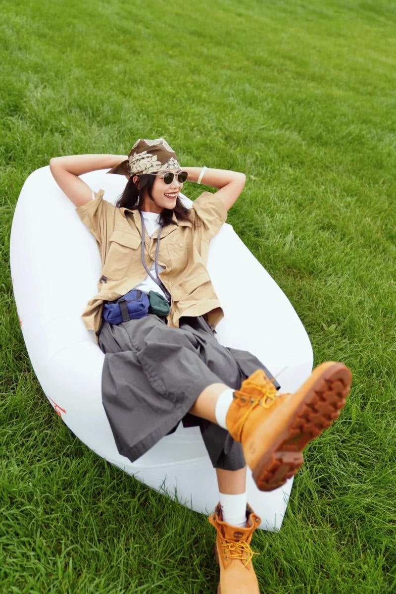 Áo sơ mi túi hộp cộc tay + Chân váy midi xám + Giày boots cổ cao