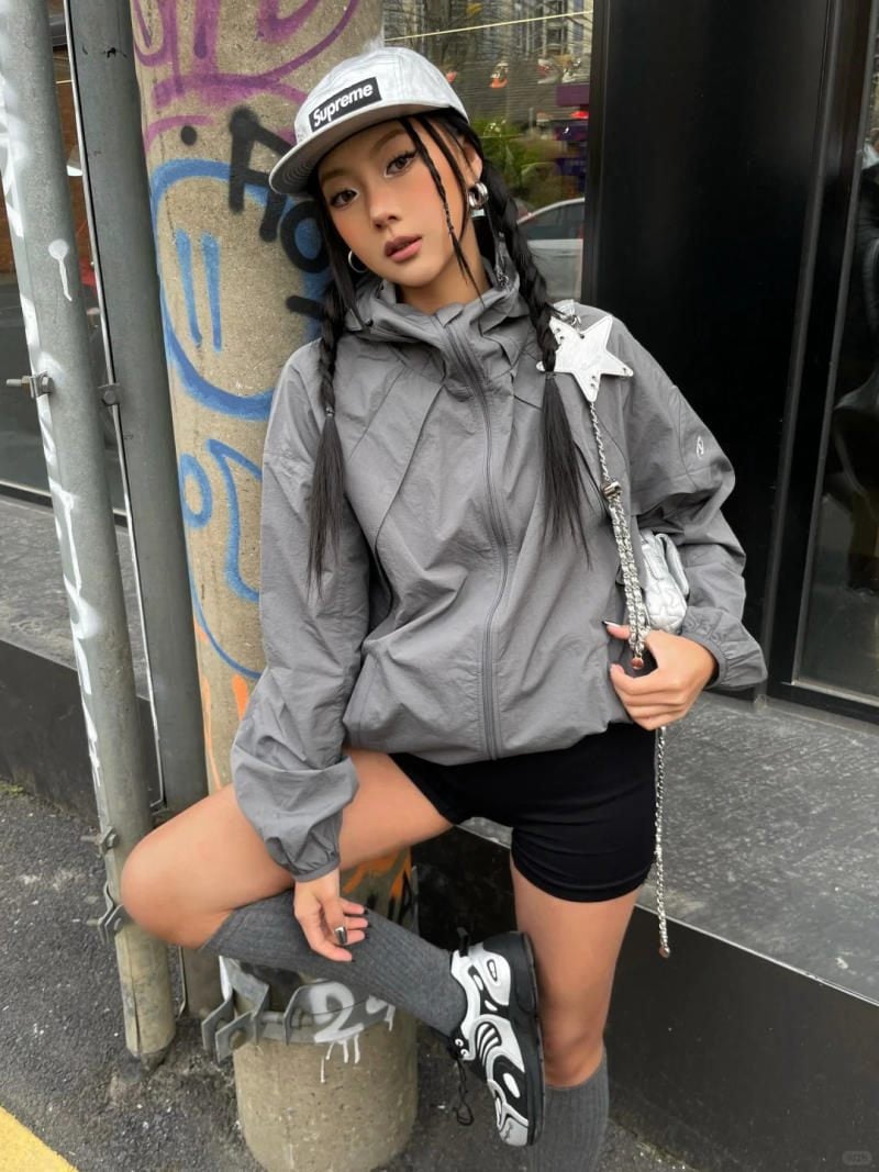 Áo khoác gió dáng lửng + Quần biker short + Tất cao cổ xám