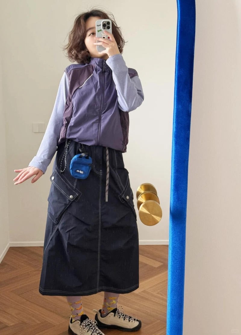Áo gile chức năng tím + Áo thun dài tay + Chân váy cargo đen denim