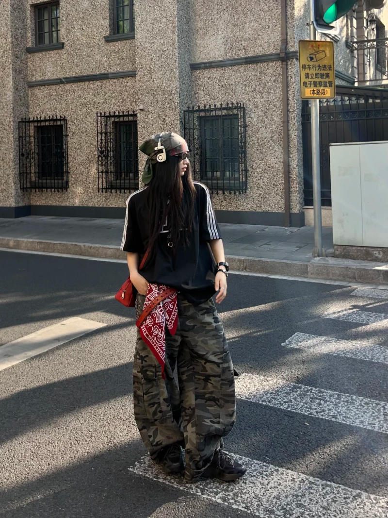 Áo phông oversize + Quần cargo họa tiết rằn ri + Khăn bandana