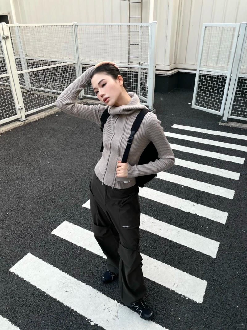 Áo len tăm zip-up + Quần túi hộp ống rộng + Giày trekking