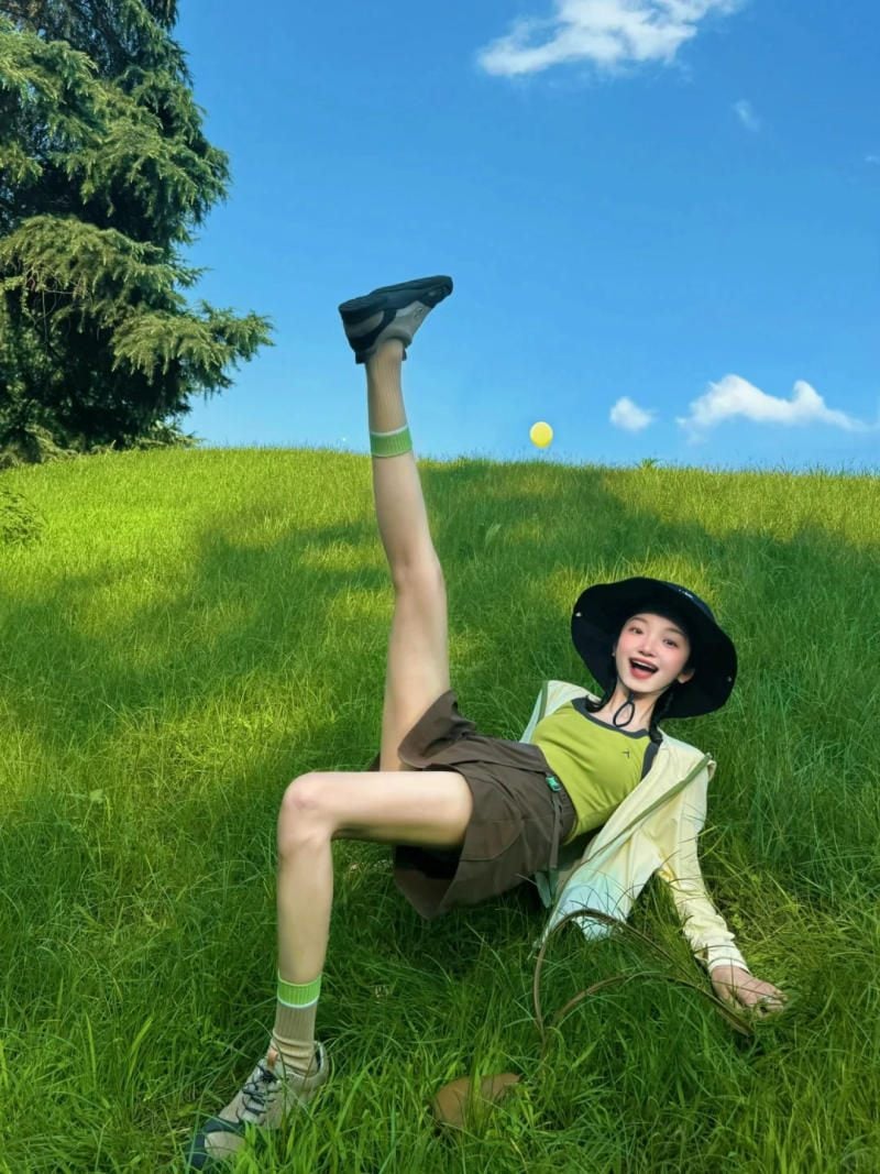 Áo tank top + Áo sơ mi khoác ngoài + Quần short kaki thắt lưng dù