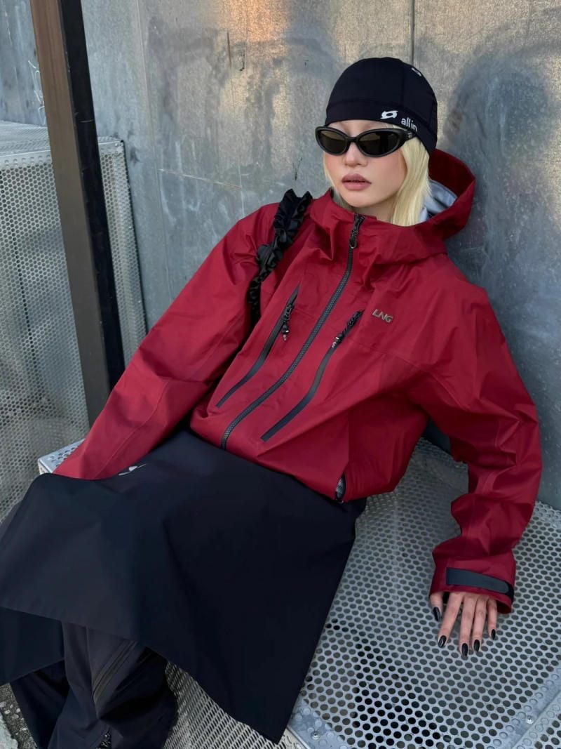 Áo khoác hardshell đỏ + Chân váy dài xòe + Mũ beanie