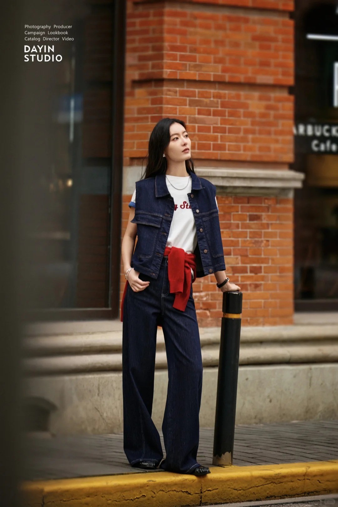 Áo gile denim + Áo phông in chữ + Quần wide-leg denim + Áo len vắt eo