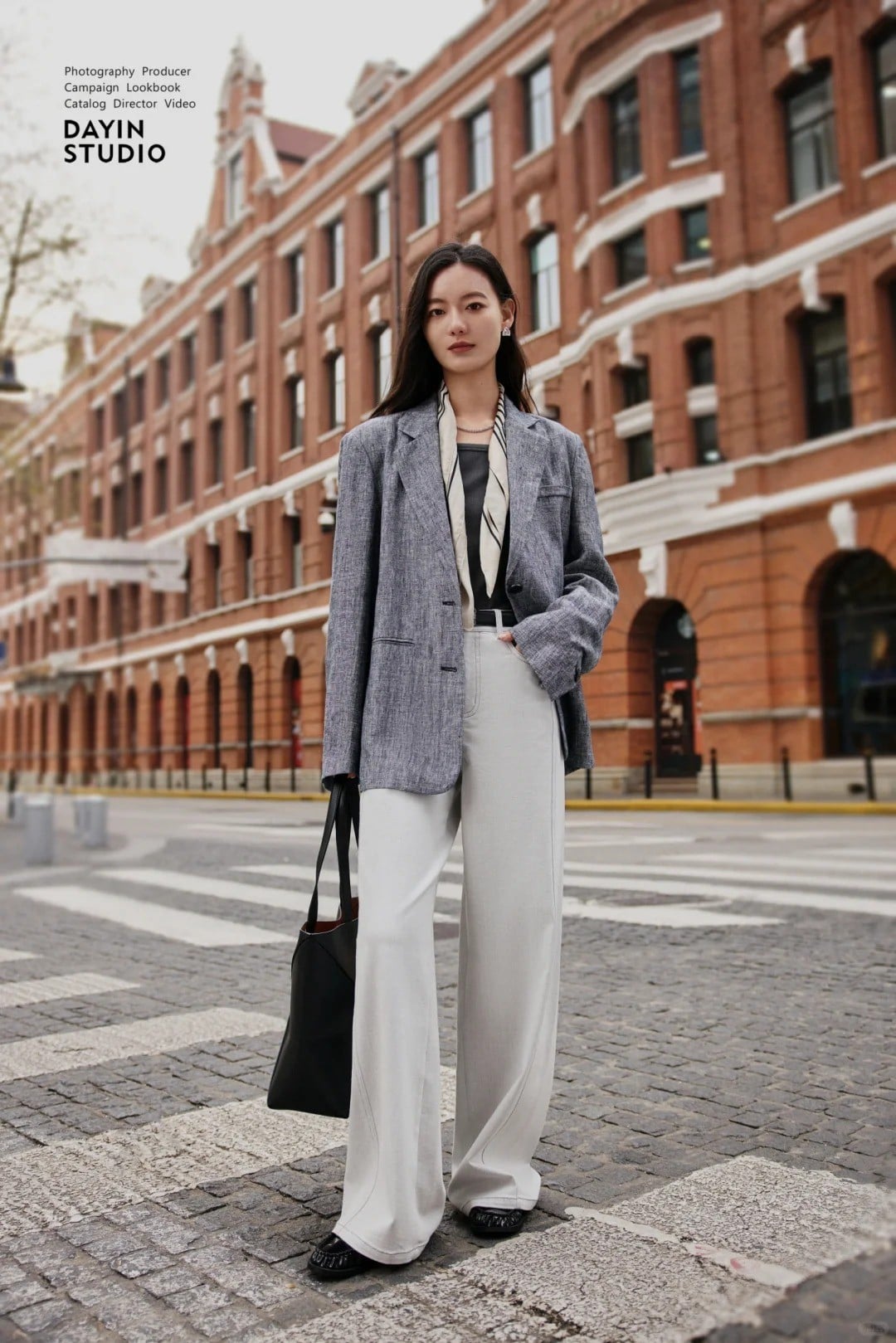 Áo blazer xám + Áo thun cổ U + Quần âu ống suông + Khăn lụa họa tiết