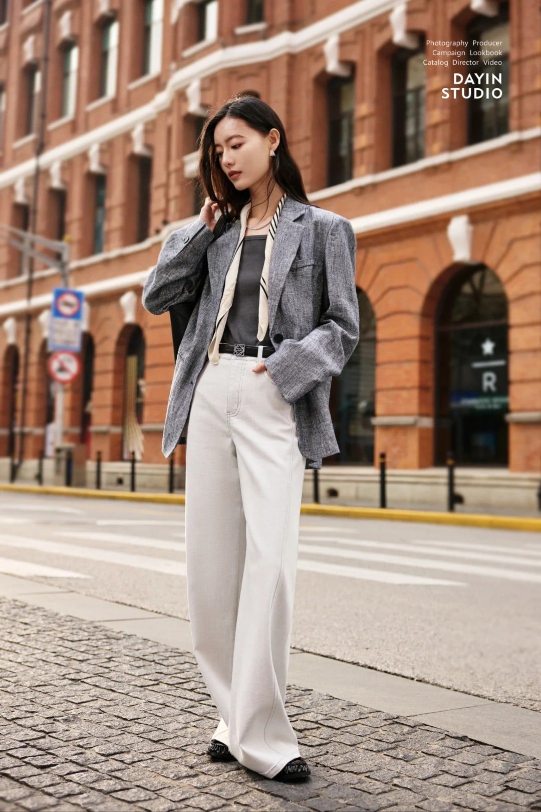 Áo blazer linen + Áo hai dây tối giản + Quần âu sáng màu + Túi xách tote da