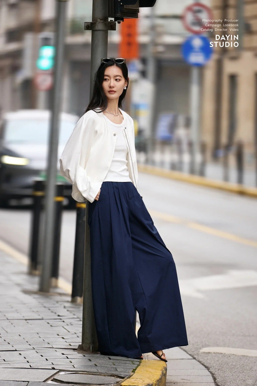 Áo khoác bomber sáng màu + Áo thun basic + Quần âu xếp ly ống rộng