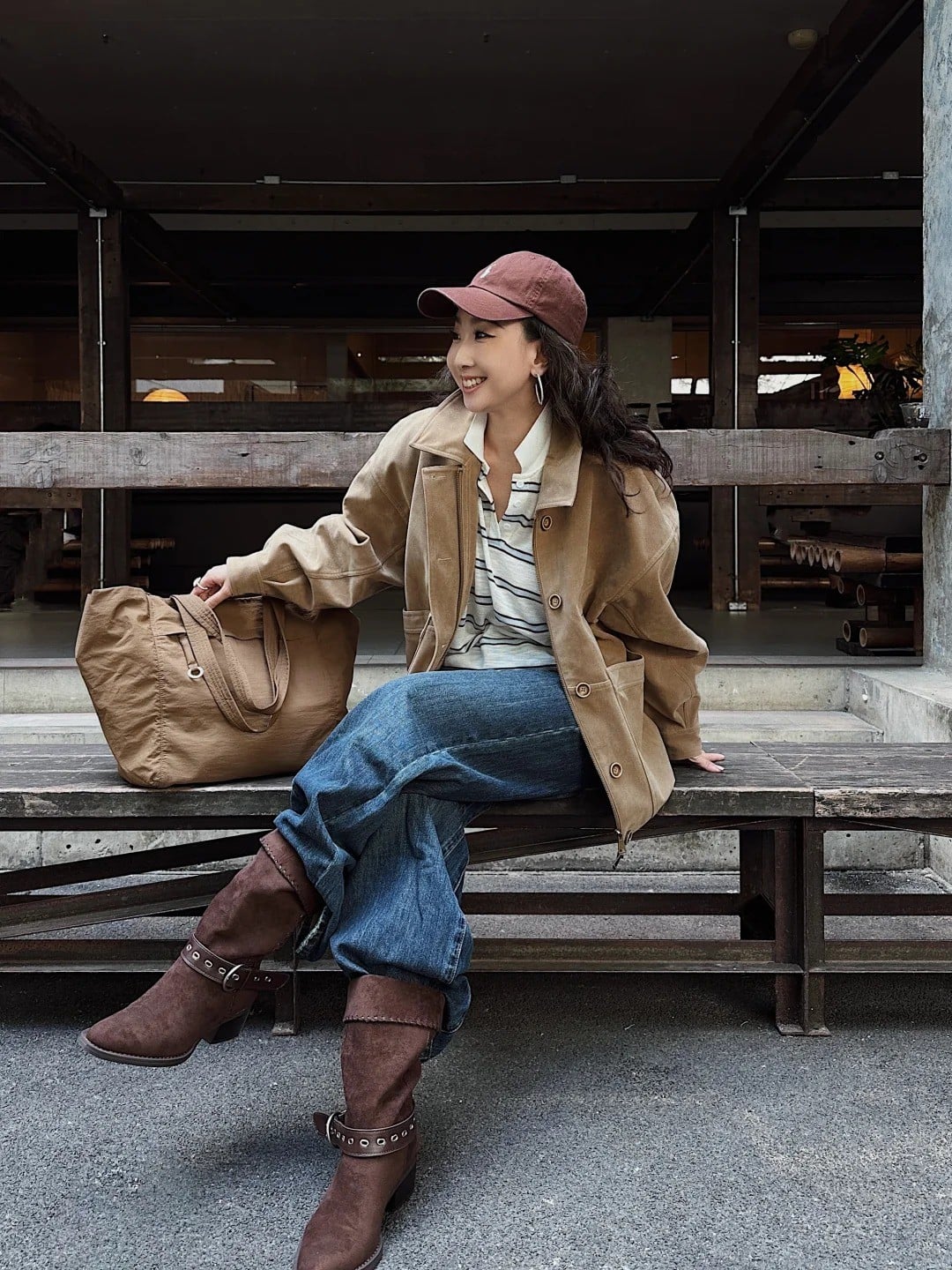 Áo khoác túi hộp + Áo thun kẻ sọc + Quần jeans thụng + Boots da lộn