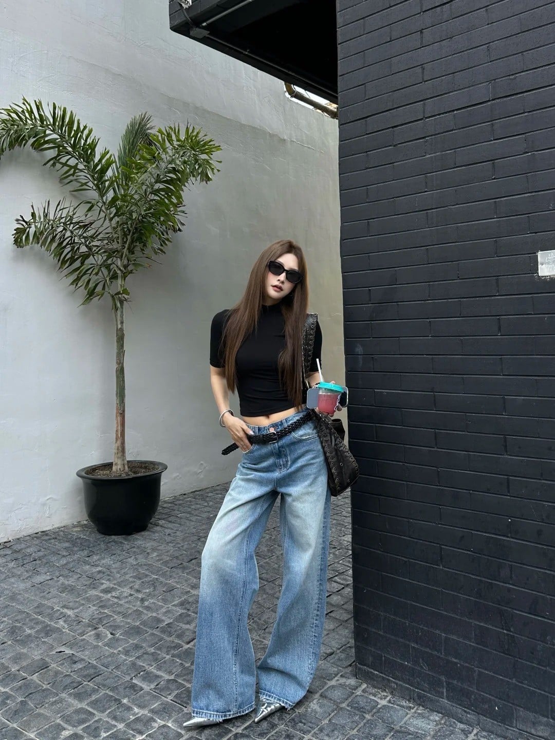 Áo thun ôm sát + Quần jeans ống suông phai màu + Giày cao gót ánh kim