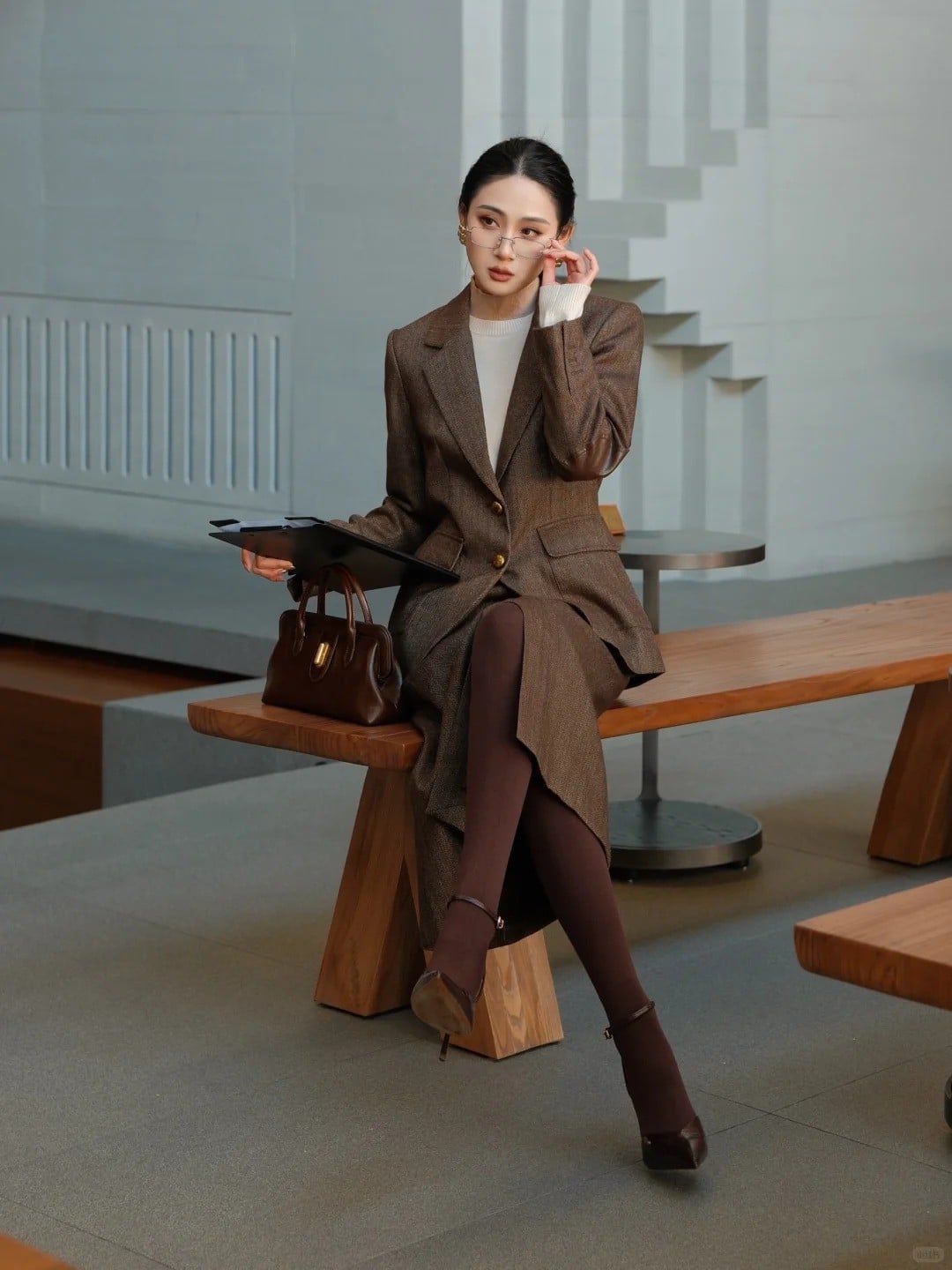 Áo blazer độn vai + Chân váy midi đồng bộ + Áo len cổ lọ + Quần tất tối màu