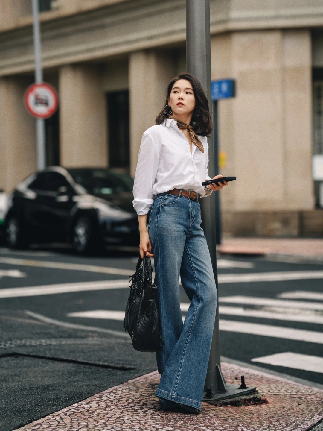 Áo sơ mi trắng classic + Quần jeans ống loe + Khăn lụa + Thắt lưng da bò
