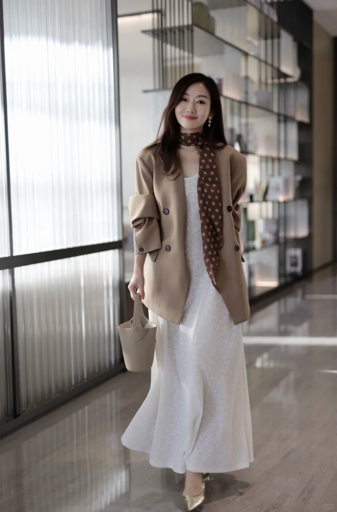 Áo blazer phom rộng + Váy đầm lụa họa tiết chìm + Khăn quàng cổ chấm bi
