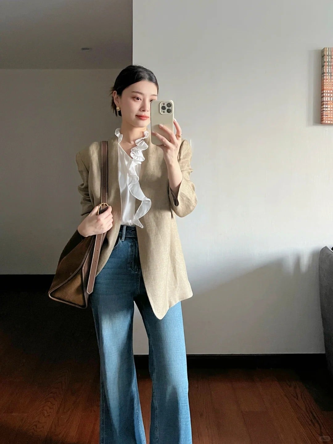 Áo khoác linen không cổ + Áo blouse xếp bèo + Quần jeans cạp cao