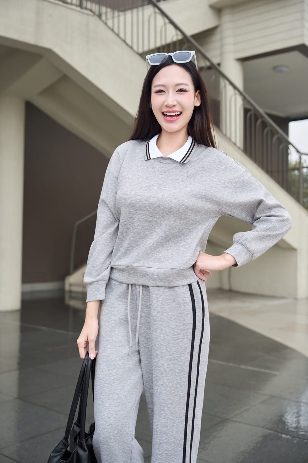 Áo nỉ cổ polo + Quần thể thao kẻ sọc + Túi xách da tối giản