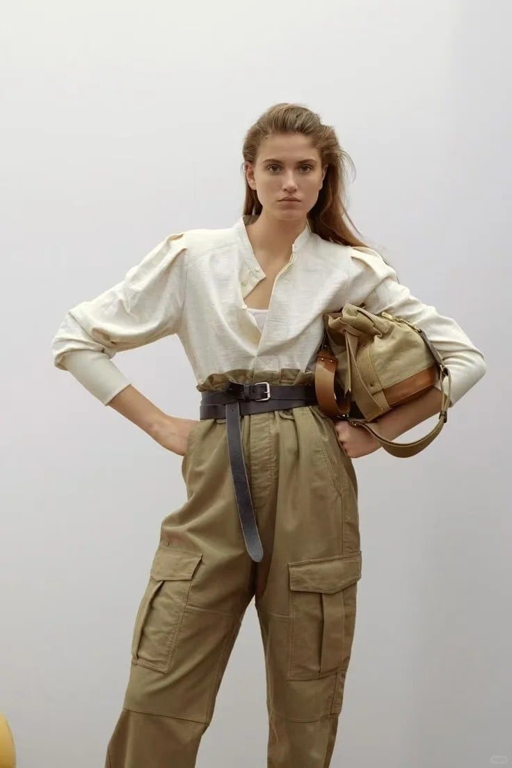 Áo blouse tay bồng + Quần cargo túi hộp + Thắt lưng da to bản