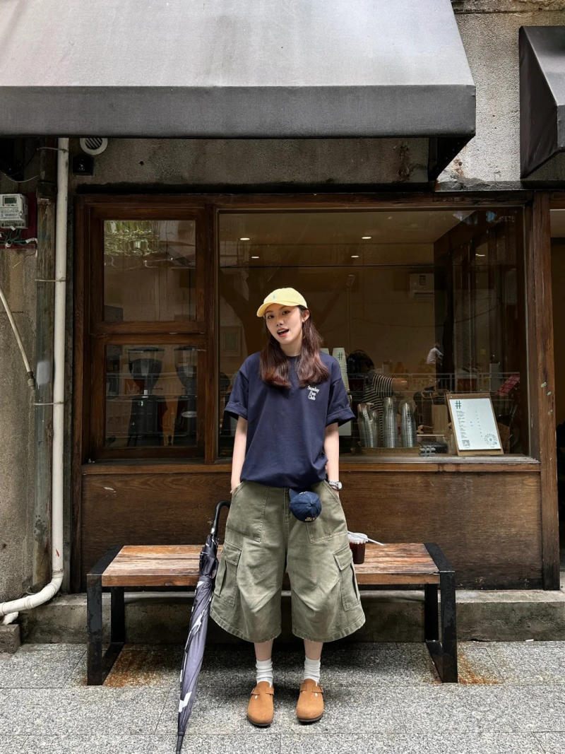 1. Áo thun xanh navy + Quần short túi hộp