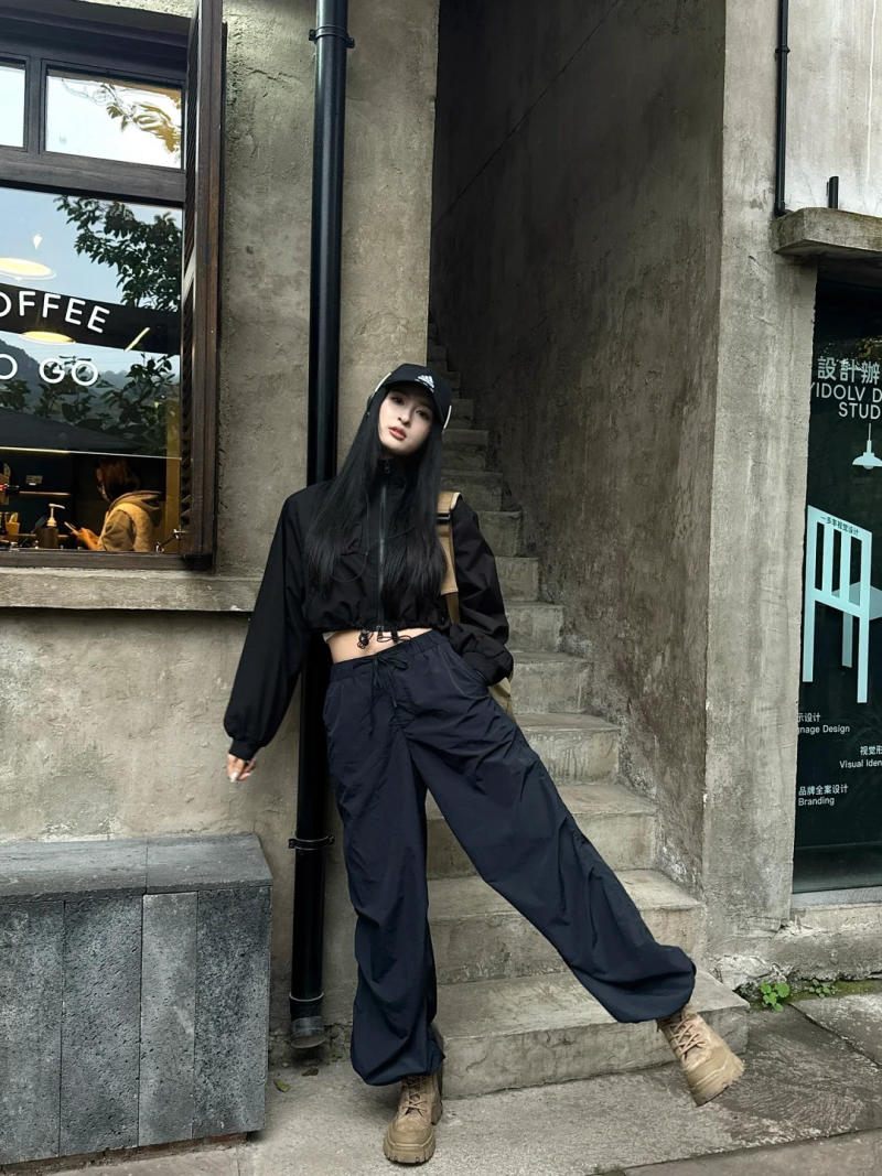 2. Áo khoác croptop đen + Quần dù đen