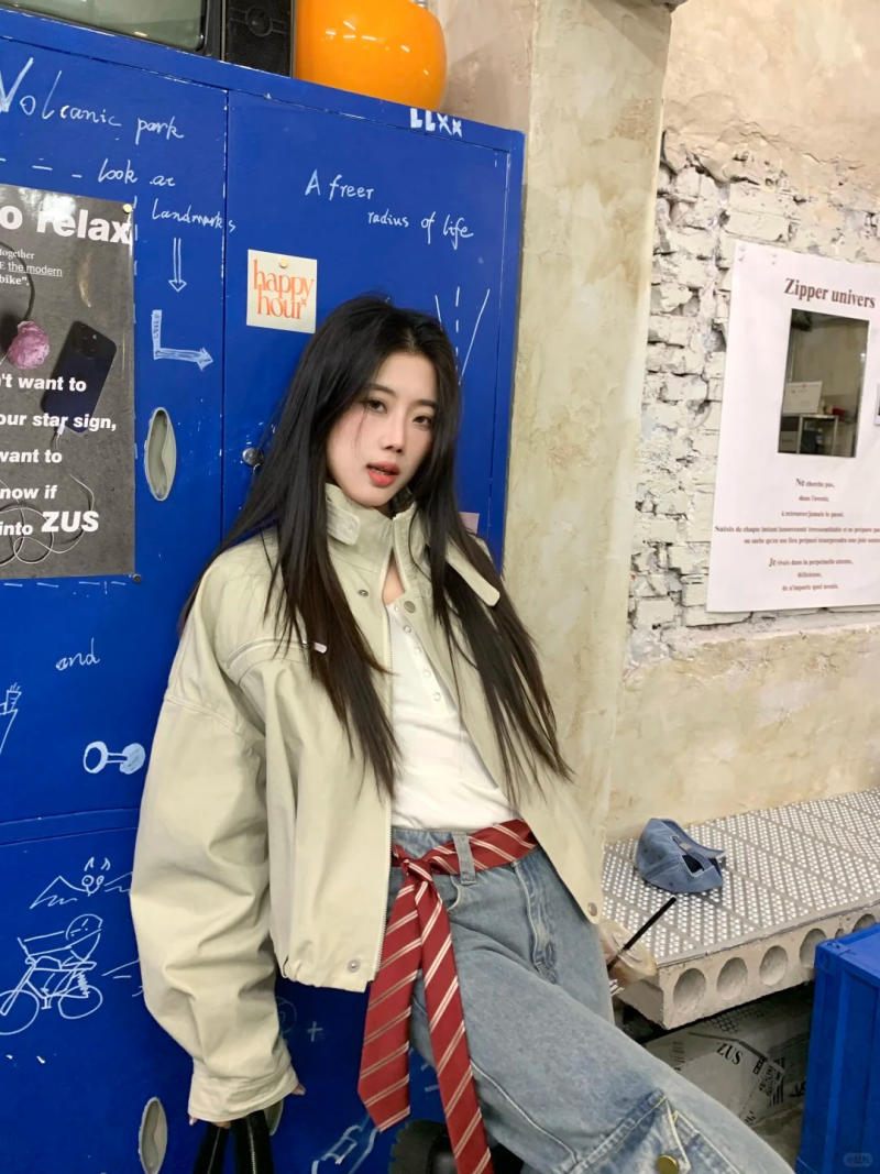 3. Áo khoác Harrington màu be + Quần jeans xanh