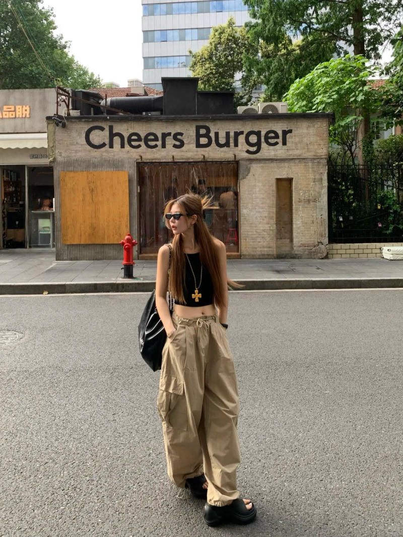 4. Áo croptop đen ôm sát + Quần túi hộp màu be