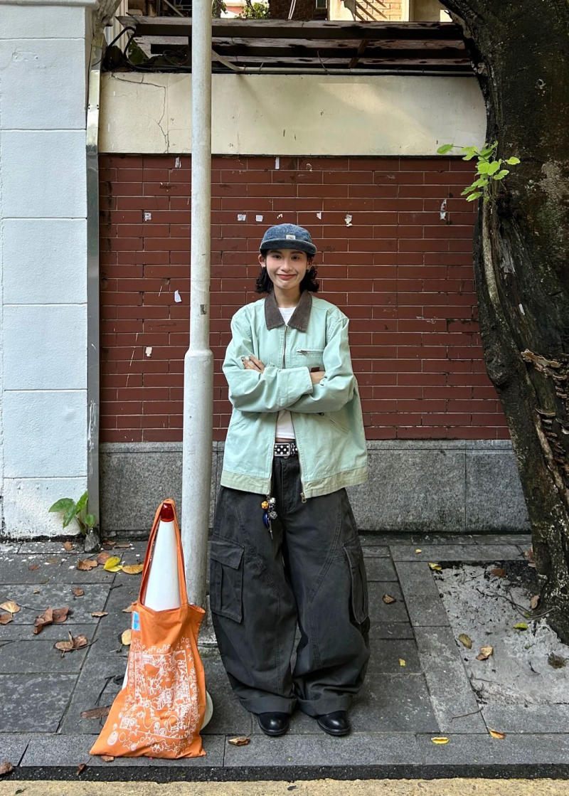 6. Áo khoác Chore Coat màu xanh mint + Quần jeans ống rộng xám